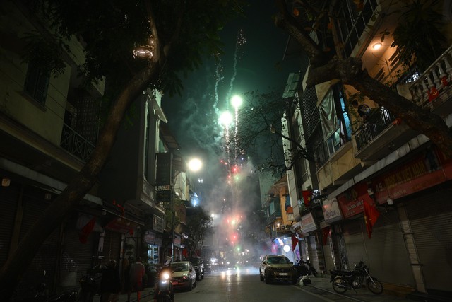 Pháo hoa rực rỡ trên bầu trời, chào đón năm mới 2026- Ảnh 43. Pháo hoa rực rỡ trên bầu trời, chào đón năm mới 2026- Ảnh 43.