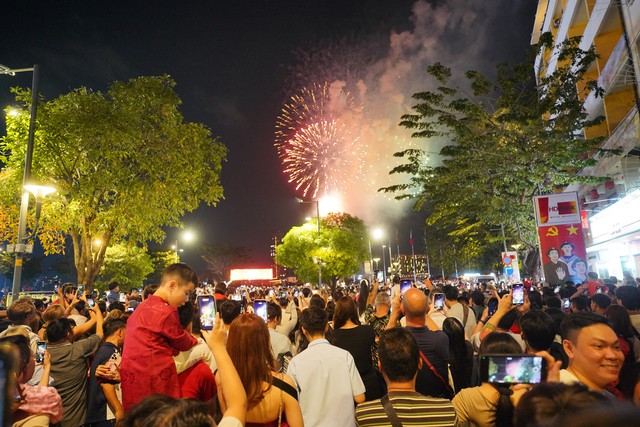 Ph&aacute;o hoa rực rỡ tr&ecirc;n bầu trời, ch&agrave;o đ&oacute;n năm mới 2026- Ảnh 30.