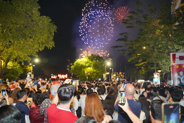 Ph&aacute;o hoa rực rỡ tr&ecirc;n bầu trời, ch&agrave;o đ&oacute;n năm mới 2026- Ảnh 33.