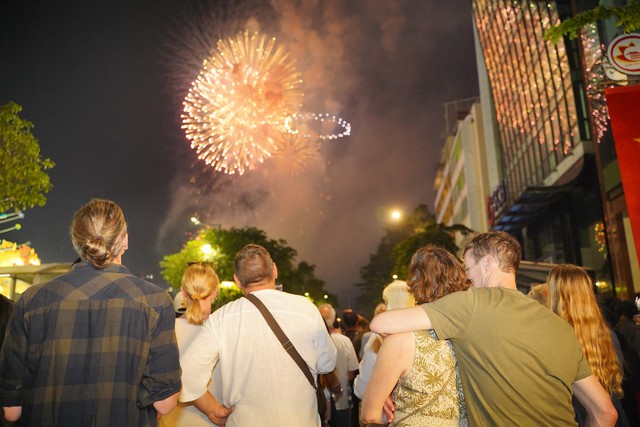 Ph&aacute;o hoa rực rỡ tr&ecirc;n bầu trời, ch&agrave;o đ&oacute;n năm mới 2026- Ảnh 35.