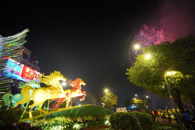 Ph&aacute;o hoa rực rỡ tr&ecirc;n bầu trời, ch&agrave;o đ&oacute;n năm mới 2026- Ảnh 31.