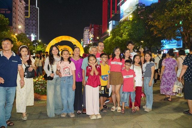 Ph&aacute;o hoa rực rỡ tr&ecirc;n bầu trời, ch&agrave;o đ&oacute;n năm mới 2026- Ảnh 18.