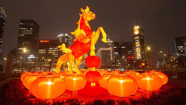 To&agrave;n cảnh ch&acirc;u &Aacute; rộn r&agrave;ng đ&oacute;n Tết B&iacute;nh Ngọ 2026: Ph&aacute;o hoa rợp trời tiễn biệt năm cũ, ch&agrave;o mừng một năm mới đầy hy vọng- Ảnh 12.