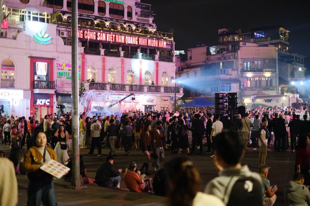 Ph&aacute;o hoa rực rỡ tr&ecirc;n bầu trời, ch&agrave;o đ&oacute;n năm mới 2026- Ảnh 13.