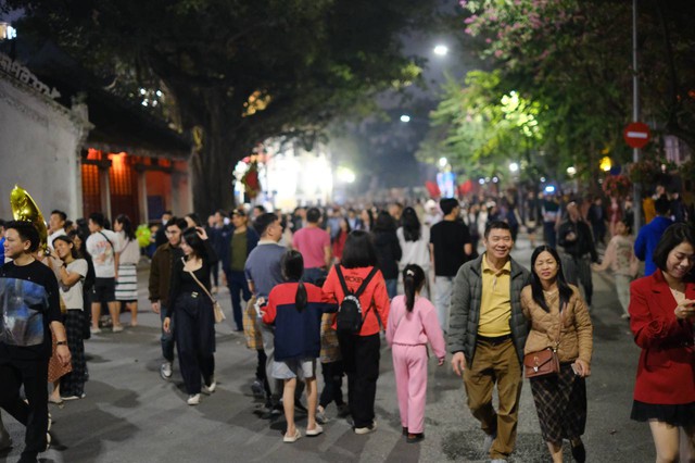 Ph&aacute;o hoa rực rỡ tr&ecirc;n bầu trời, ch&agrave;o đ&oacute;n năm mới 2026- Ảnh 12.