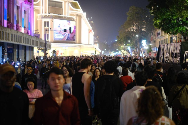 Ph&aacute;o hoa rực rỡ tr&ecirc;n bầu trời, ch&agrave;o đ&oacute;n năm mới 2026- Ảnh 14.