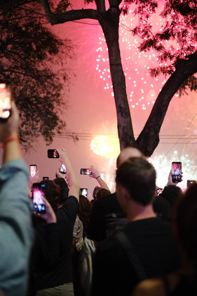 Ph&aacute;o hoa rực rỡ tr&ecirc;n bầu trời, ch&agrave;o đ&oacute;n năm mới 2026- Ảnh 30.