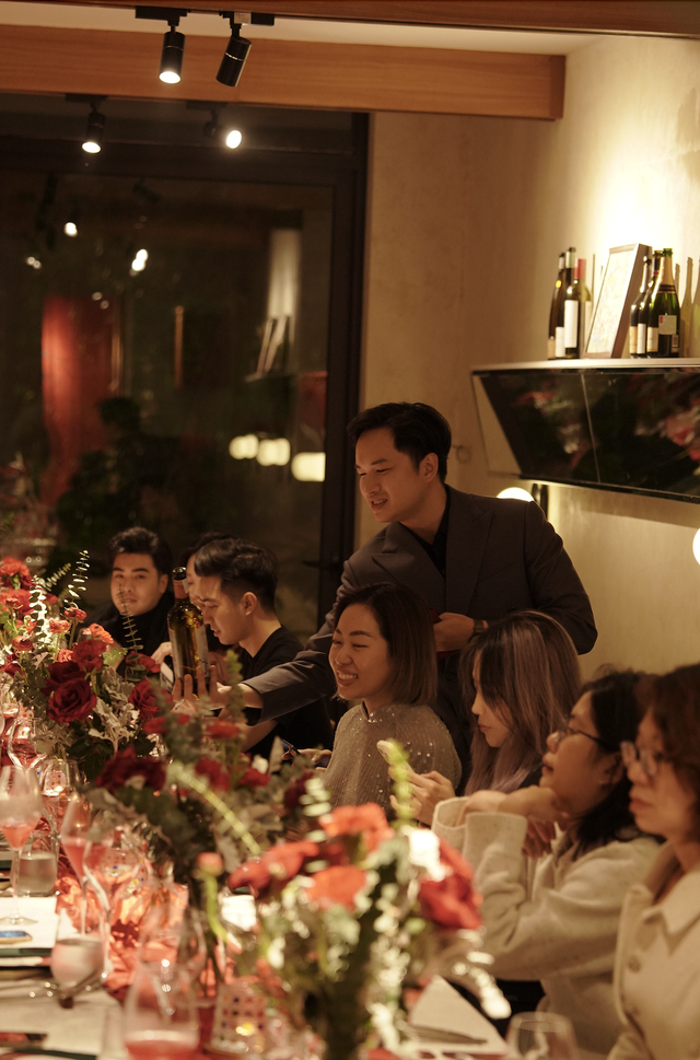 Ch&uacute;c rượu giao thừa c&ugrave;ng Sommelier GenZ "của hiếm" H&agrave; Nội: "Năm mới l&agrave; chai vang lạ, đừng sợ vị ch&aacute;t, h&atilde;y mạnh dạn nếm thử đi"- Ảnh 11.