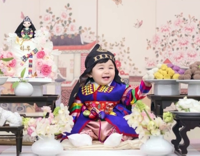 Sao nh&iacute; 1 tuổi th&agrave;nh người thừa kế đế chế 120 năm tuổi, visual đẹp chấn động!- Ảnh 2.