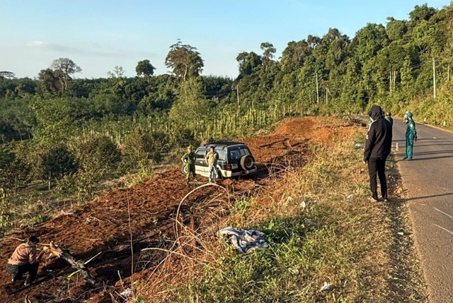 Hiện trường vụ tai nạn khiến gia đ&igrave;nh 3 người đi ch&uacute;c Tết tử vong thương t&acirc;m- Ảnh 2.