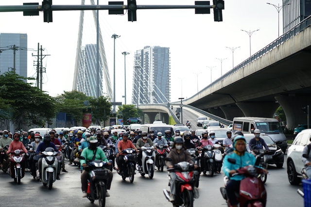 S&aacute;ng khai xu&acirc;n, d&acirc;n c&ocirc;ng sở H&agrave; Nội đối mặt "kiếp nạn" đầu ti&ecirc;n của năm mới- Ảnh 15.