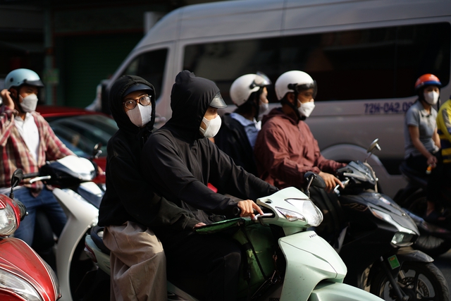 S&aacute;ng khai xu&acirc;n, d&acirc;n c&ocirc;ng sở H&agrave; Nội đối mặt "kiếp nạn" đầu ti&ecirc;n của năm mới- Ảnh 13.