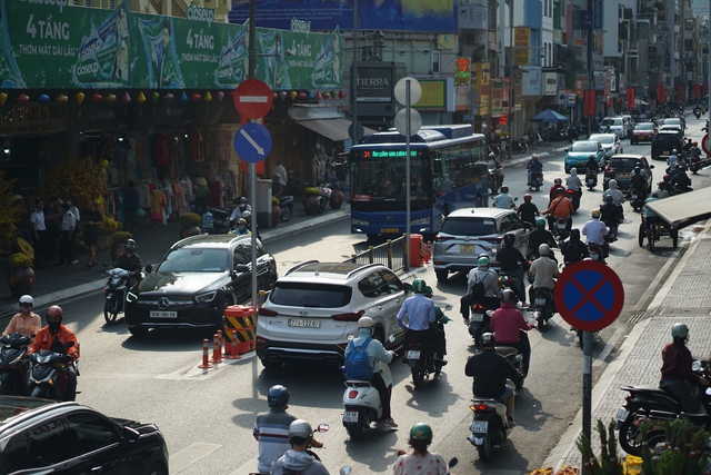 S&aacute;ng khai xu&acirc;n, d&acirc;n c&ocirc;ng sở H&agrave; Nội đối mặt "kiếp nạn" đầu ti&ecirc;n của năm mới- Ảnh 12.