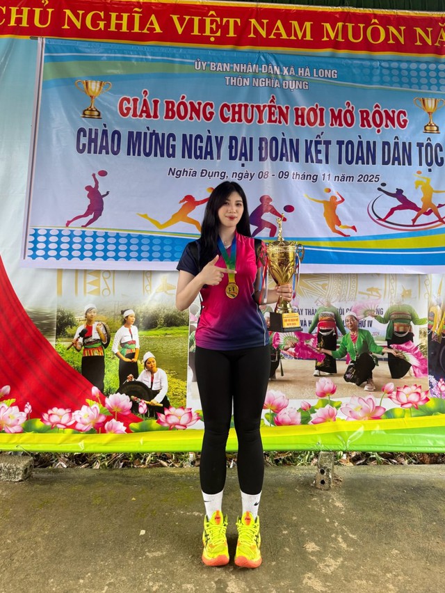 C&ocirc; g&aacute;i xinh đẹp, cao 1m72 "g&acirc;y sốt" ở sới vật hội l&agrave;ng Bắc Ninh, tiết lộ ti&ecirc;u ch&iacute; chọn bạn trai- Ảnh 5.