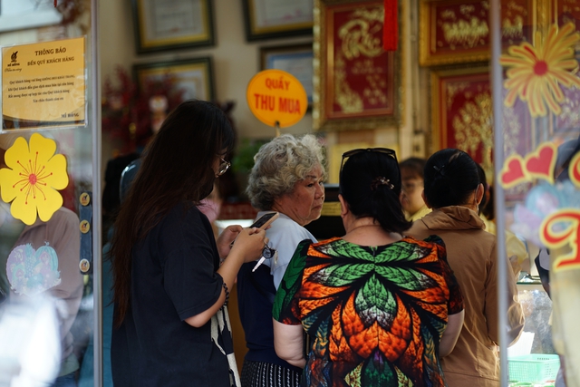 Ngày Vía Thần Tài: Khách đội mưa xếp hàng hơn 10 tiếng chờ mua vàng, xuất hiện thiết bị đặc biệt tại cửa hàng Trần Nhân Tông- Ảnh 21.