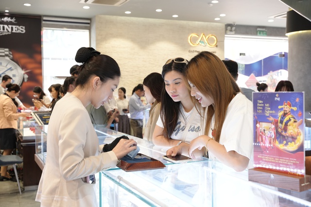 Ngày Vía Thần Tài: Khách đội mưa xếp hàng hơn 10 tiếng chờ mua vàng, xuất hiện thiết bị đặc biệt tại cửa hàng Trần Nhân Tông- Ảnh 20.