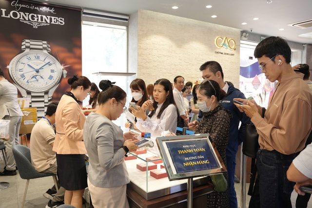 Ngày Vía Thần Tài: Khách đội mưa xếp hàng hơn 10 tiếng chờ mua vàng, xuất hiện thiết bị đặc biệt tại cửa hàng Trần Nhân Tông- Ảnh 18.