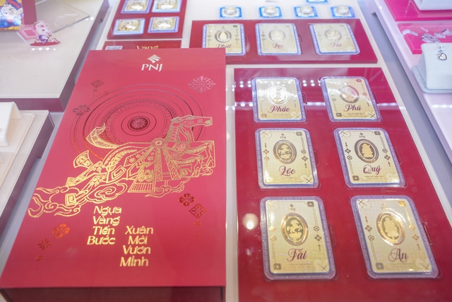 Ngày Vía Thần Tài: Khách đội mưa xếp hàng hơn 10 tiếng chờ mua vàng, xuất hiện thiết bị đặc biệt tại cửa hàng Trần Nhân Tông- Ảnh 23.