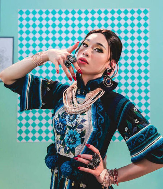 Mỹ nam Việt gây sốc vì giả gái đẹp chấn động, đến cả Việt Hương cũng không thể nhận ra người quen- Ảnh 2. Mỹ nam Việt gây sốc vì giả gái đẹp chấn động, đến cả Việt Hương cũng không thể nhận ra người quen- Ảnh 2.