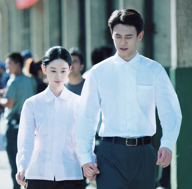 Nh&igrave;n cặp đ&ocirc;i n&agrave;y mới hiểu thế n&agrave;o l&agrave; "trai anh h&ugrave;ng g&aacute;i thuyền quy&ecirc;n": Chemistry hơn cả ho&agrave;n hảo m&ecirc; hoặc 200 triệu fan- Ảnh 4.