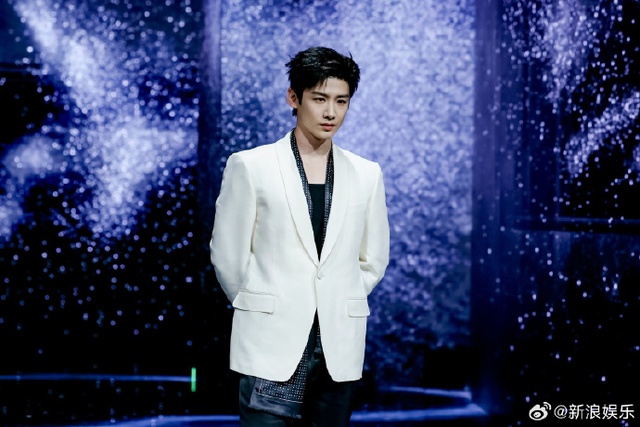 Si&ecirc;u thảm đỏ hot nhất tối nay: Bạch Lộc - Na Tr&aacute;t trưng trổ body "kh&eacute;t lẹt", Tạ Đ&igrave;nh Phong lộ cơ ngực g&acirc;y cho&aacute;ng- Ảnh 44.