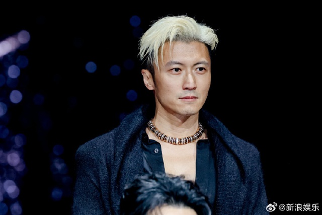 Si&ecirc;u thảm đỏ hot nhất tối nay: Bạch Lộc - Na Tr&aacute;t trưng trổ body 