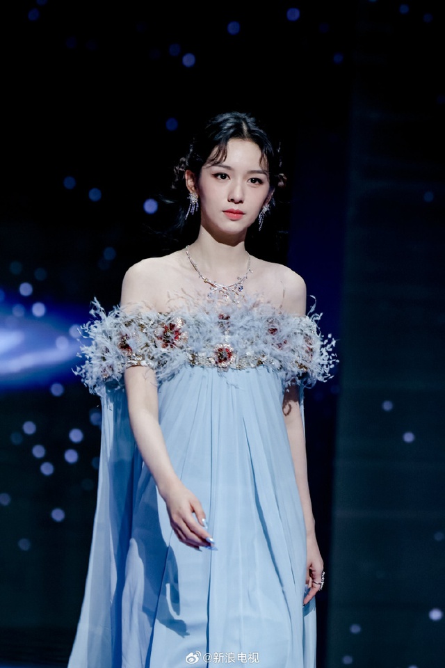 Si&ecirc;u thảm đỏ hot nhất tối nay: Bạch Lộc - Na Tr&aacute;t trưng trổ body "kh&eacute;t lẹt", Tạ Đ&igrave;nh Phong lộ cơ ngực g&acirc;y cho&aacute;ng- Ảnh 27.