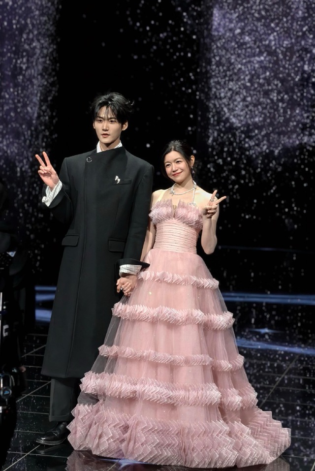 Si&ecirc;u thảm đỏ hot nhất tối nay: Bạch Lộc - Na Tr&aacute;t trưng trổ body "kh&eacute;t lẹt", Tạ Đ&igrave;nh Phong lộ cơ ngực g&acirc;y cho&aacute;ng- Ảnh 30.