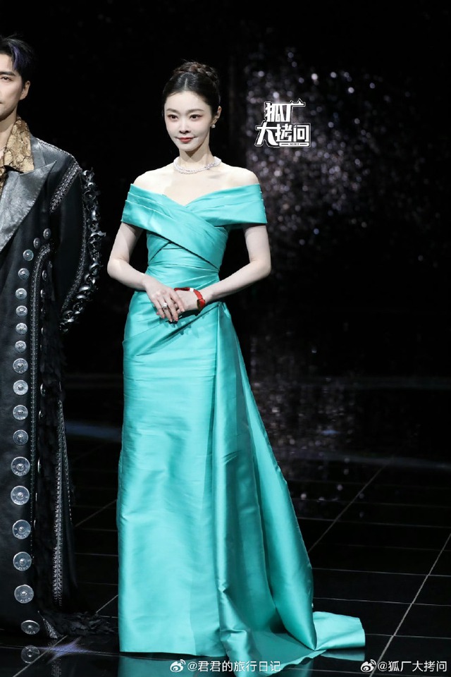 Si&ecirc;u thảm đỏ hot nhất tối nay: Bạch Lộc - Na Tr&aacute;t trưng trổ body "kh&eacute;t lẹt", Tạ Đ&igrave;nh Phong lộ cơ ngực g&acirc;y cho&aacute;ng- Ảnh 38.