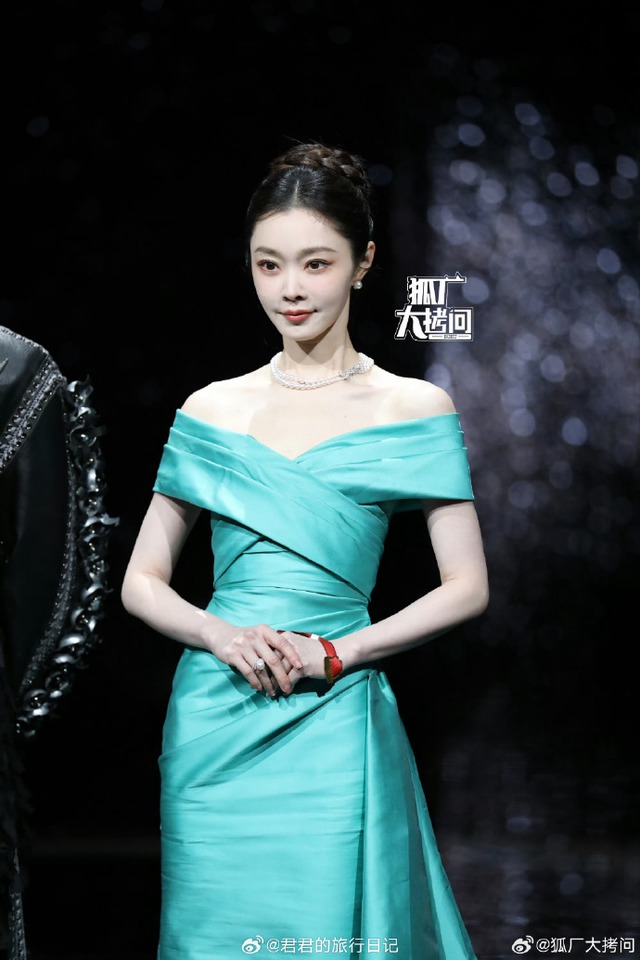 Si&ecirc;u thảm đỏ hot nhất tối nay: Bạch Lộc - Na Tr&aacute;t trưng trổ body "kh&eacute;t lẹt", Tạ Đ&igrave;nh Phong lộ cơ ngực g&acirc;y cho&aacute;ng- Ảnh 37.