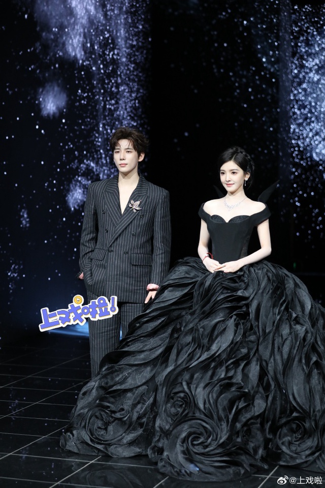 Si&ecirc;u thảm đỏ hot nhất tối nay: Bạch Lộc - Na Tr&aacute;t trưng trổ body "kh&eacute;t lẹt", Tạ Đ&igrave;nh Phong lộ cơ ngực g&acirc;y cho&aacute;ng- Ảnh 28.