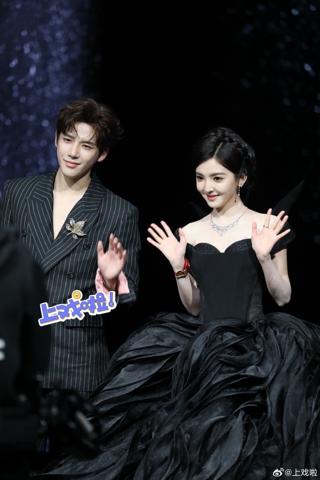 Si&ecirc;u thảm đỏ hot nhất tối nay: Bạch Lộc - Na Tr&aacute;t trưng trổ body "kh&eacute;t lẹt", Tạ Đ&igrave;nh Phong lộ cơ ngực g&acirc;y cho&aacute;ng- Ảnh 29.