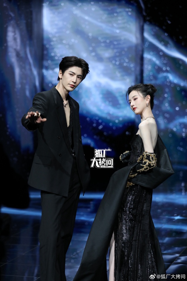 Si&ecirc;u thảm đỏ hot nhất tối nay: Bạch Lộc - Na Tr&aacute;t trưng trổ body 