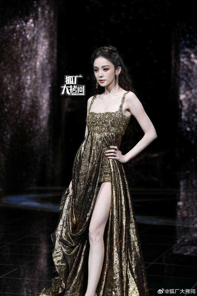 Si&ecirc;u thảm đỏ hot nhất tối nay: Bạch Lộc - Na Tr&aacute;t trưng trổ body 