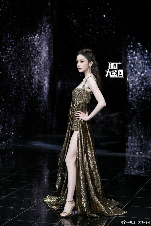 Si&ecirc;u thảm đỏ hot nhất tối nay: Bạch Lộc - Na Tr&aacute;t trưng trổ body 