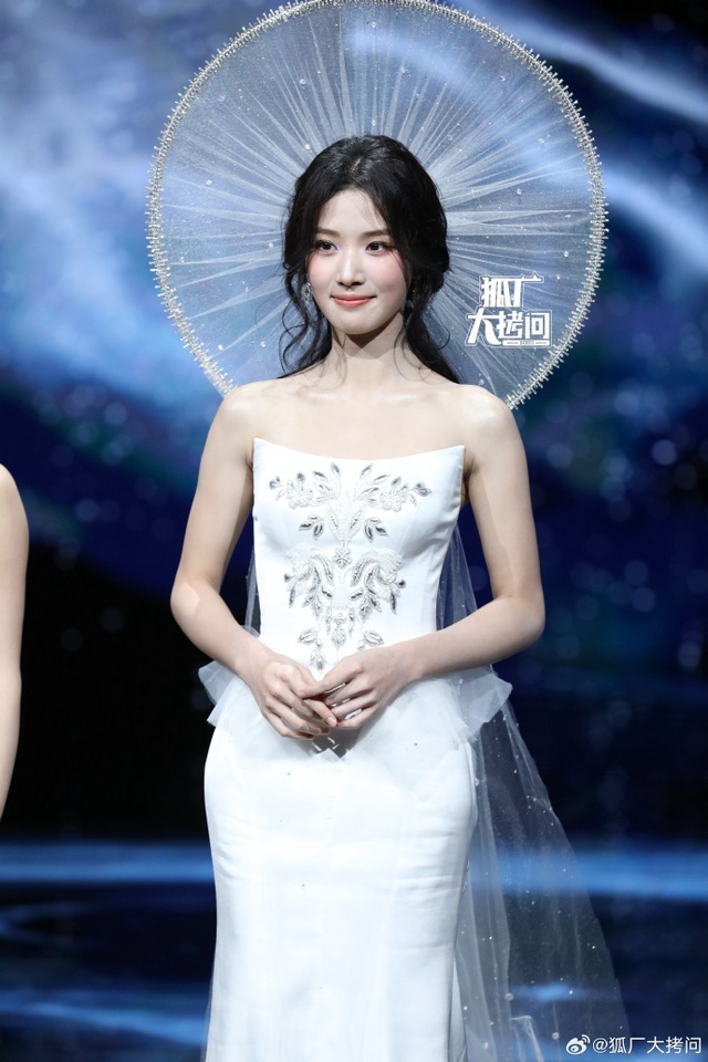 Si&ecirc;u thảm đỏ hot nhất tối nay: Bạch Lộc - Na Tr&aacute;t trưng trổ body 