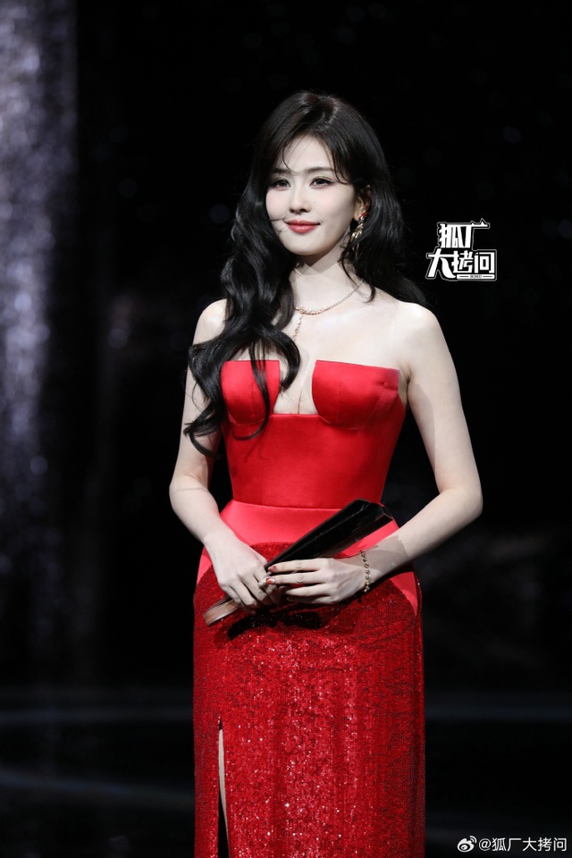 Si&ecirc;u thảm đỏ hot nhất tối nay: Bạch Lộc - Na Tr&aacute;t trưng trổ body 