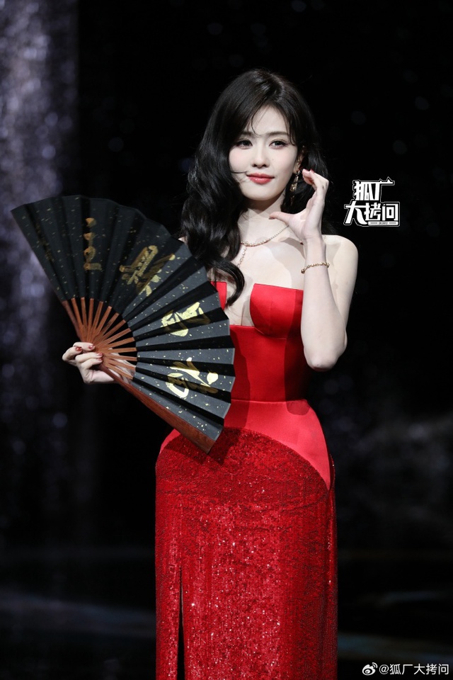 Si&ecirc;u thảm đỏ hot nhất tối nay: Bạch Lộc - Na Tr&aacute;t trưng trổ body 