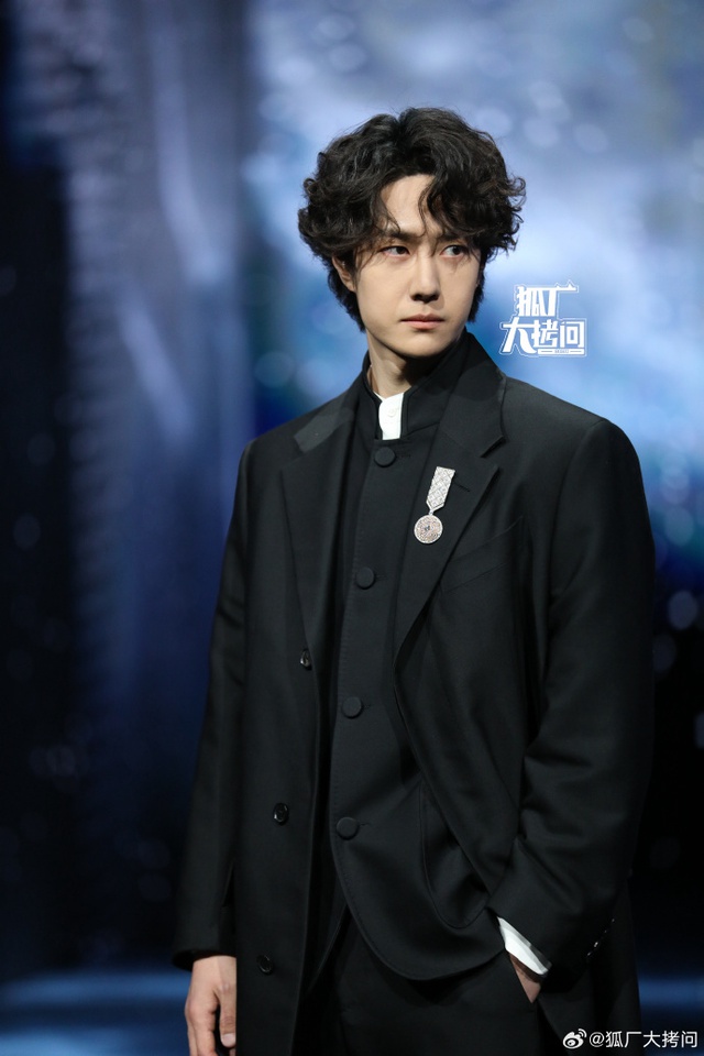 Si&ecirc;u thảm đỏ hot nhất tối nay: Bạch Lộc - Na Tr&aacute;t trưng trổ body 