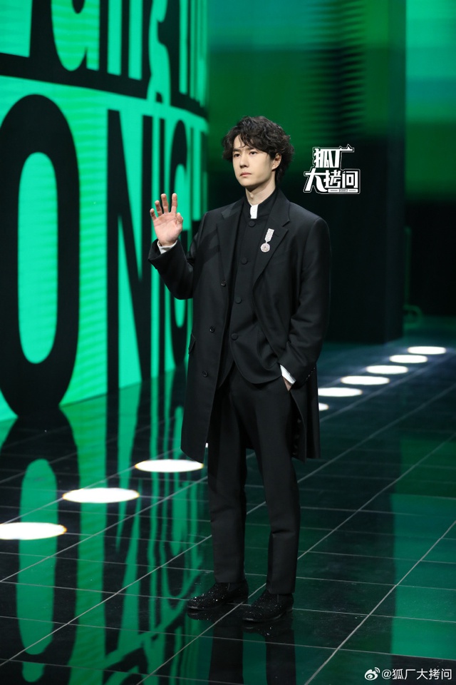 Si&ecirc;u thảm đỏ hot nhất tối nay: Bạch Lộc - Na Tr&aacute;t trưng trổ body 