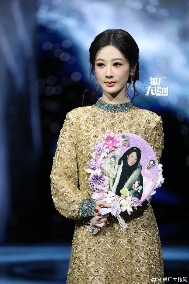 Si&ecirc;u thảm đỏ hot nhất tối nay: Bạch Lộc - Na Tr&aacute;t trưng trổ body 