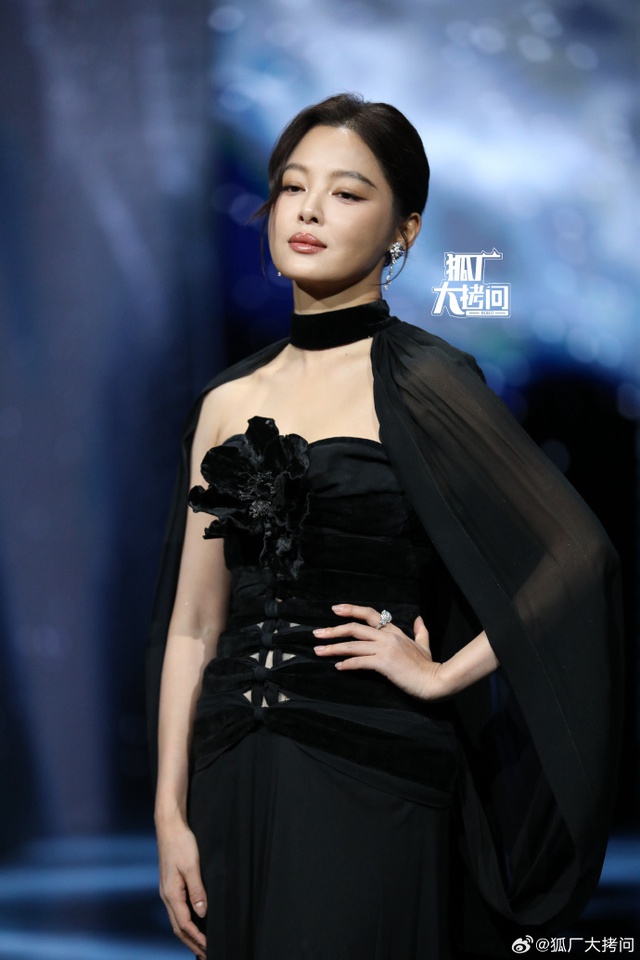 Si&ecirc;u thảm đỏ hot nhất tối nay: Bạch Lộc - Na Tr&aacute;t trưng trổ body "kh&eacute;t lẹt", Tạ Đ&igrave;nh Phong lộ cơ ngực g&acirc;y cho&aacute;ng- Ảnh 40.