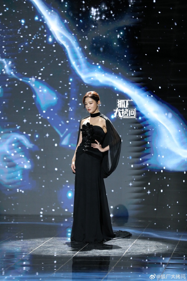 Si&ecirc;u thảm đỏ hot nhất tối nay: Bạch Lộc - Na Tr&aacute;t trưng trổ body "kh&eacute;t lẹt", Tạ Đ&igrave;nh Phong lộ cơ ngực g&acirc;y cho&aacute;ng- Ảnh 39.