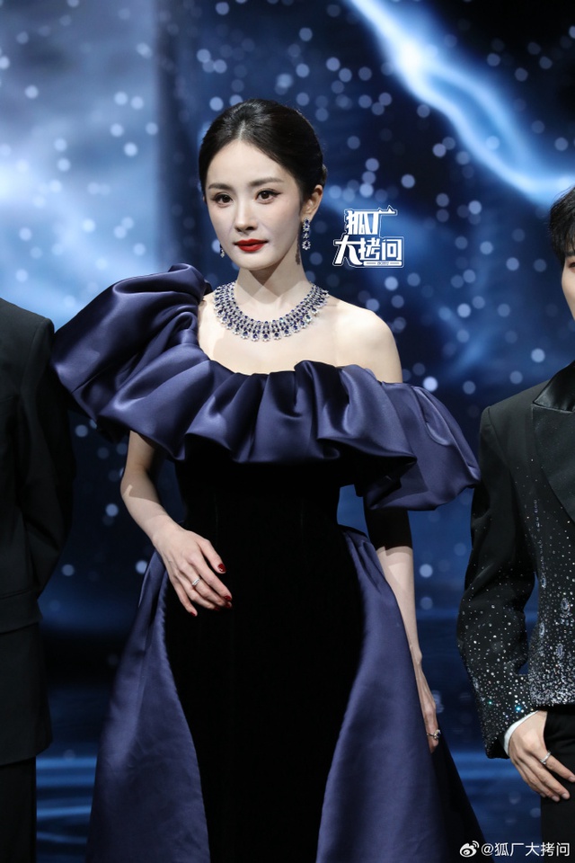 Si&ecirc;u thảm đỏ hot nhất tối nay: Bạch Lộc - Na Tr&aacute;t trưng trổ body 