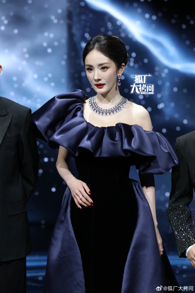 Si&ecirc;u thảm đỏ hot nhất tối nay: Bạch Lộc - Na Tr&aacute;t trưng trổ body 