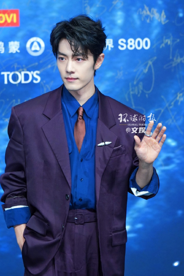 Si&ecirc;u thảm đỏ hot nhất tối nay: Bạch Lộc - Na Tr&aacute;t trưng trổ body 