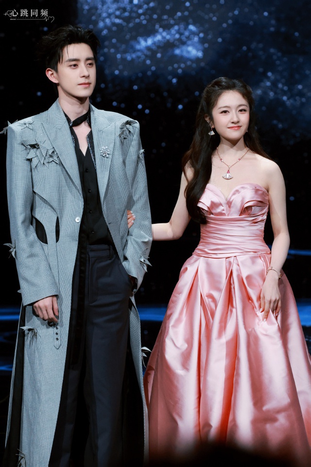 Si&ecirc;u thảm đỏ hot nhất tối nay: Bạch Lộc - Na Tr&aacute;t trưng trổ body "kh&eacute;t lẹt", Tạ Đ&igrave;nh Phong lộ cơ ngực g&acirc;y cho&aacute;ng- Ảnh 31.