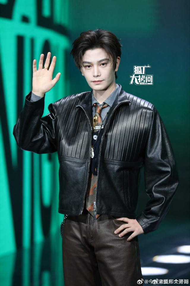 Si&ecirc;u thảm đỏ hot nhất tối nay: Bạch Lộc - Na Tr&aacute;t trưng trổ body "kh&eacute;t lẹt", Tạ Đ&igrave;nh Phong lộ cơ ngực g&acirc;y cho&aacute;ng- Ảnh 43.