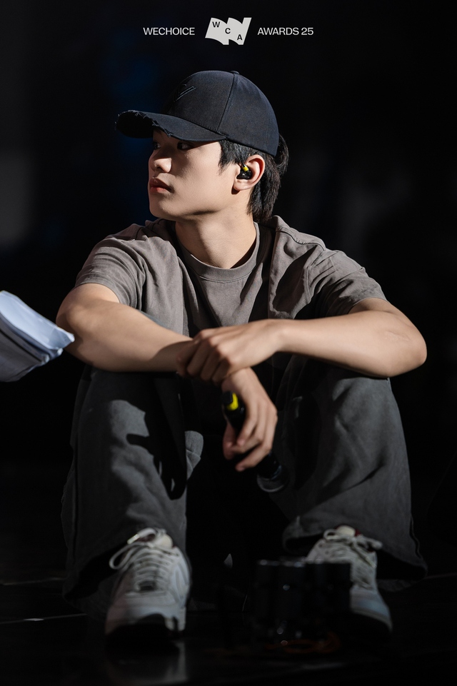 Ngay l&uacute;c n&agrave;y: buitruonglinh - CONGB đổ bộ tổng duyệt WeChoice Awards, 1 Anh Trai vừa h&aacute;t xong th&igrave; bỏ chạy- Ảnh 10.