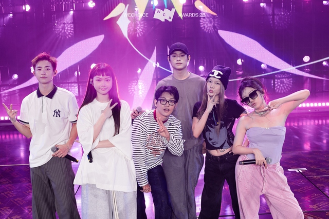 Ngay l&uacute;c n&agrave;y: buitruonglinh - CONGB đổ bộ tổng duyệt WeChoice Awards, 1 Anh Trai vừa h&aacute;t xong th&igrave; bỏ chạy- Ảnh 6.